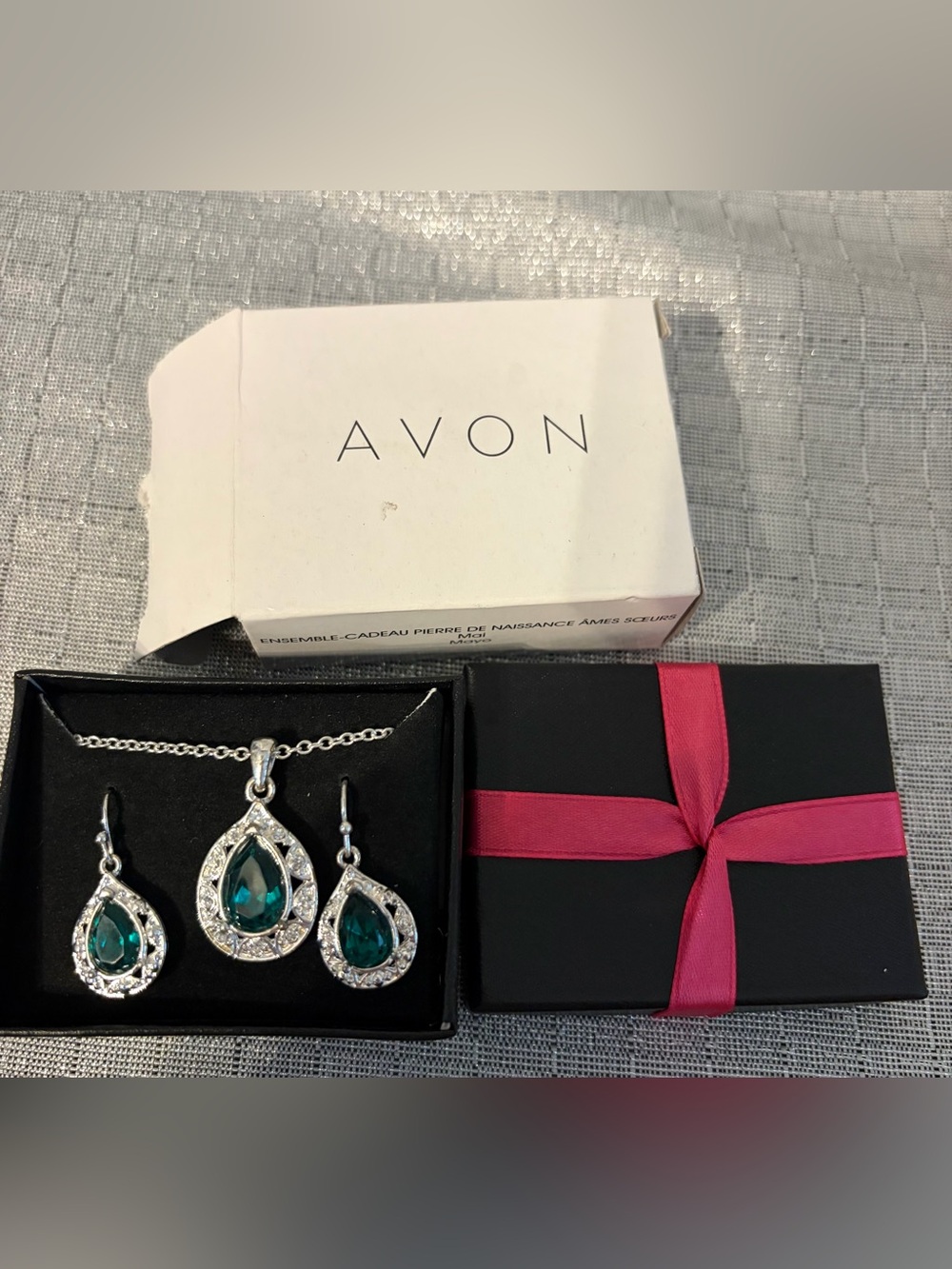Avon Teardrop Emerald Green Crystal Necklace & Earrings Set - Silver Tone